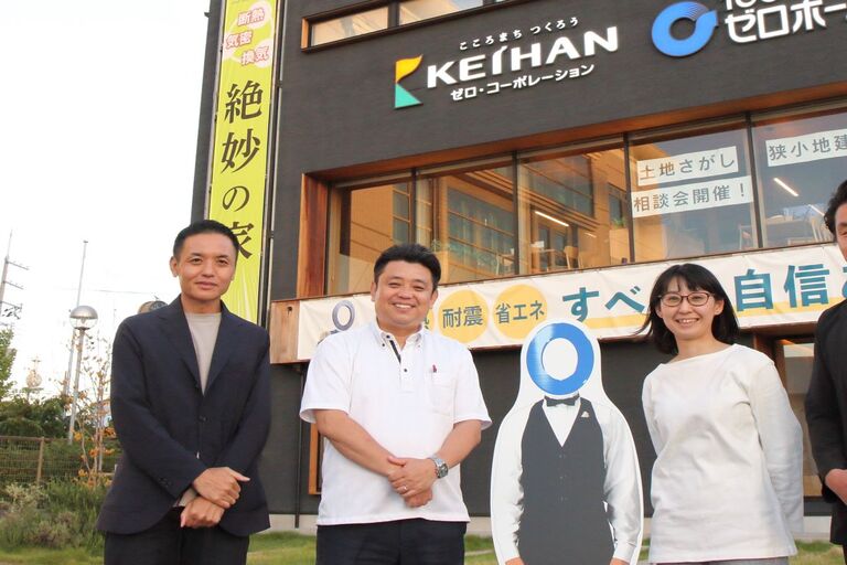 展示場前でクライアント様との写真