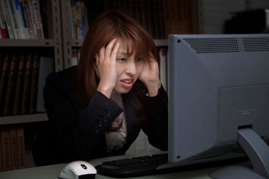 ホームページに悩む女性